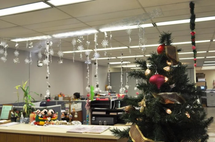 Christmas decor ideas in the office