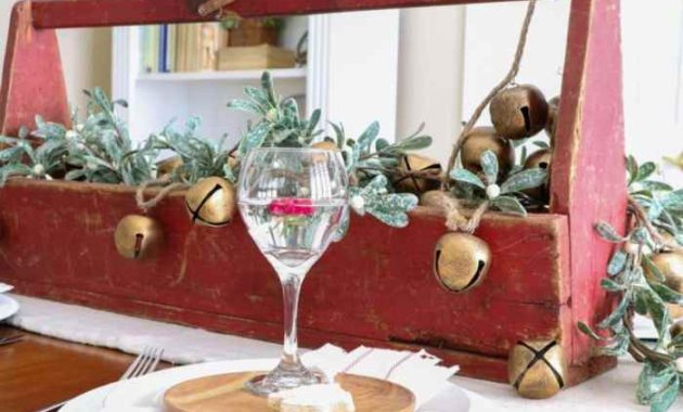 Farmhouse christmas table decor