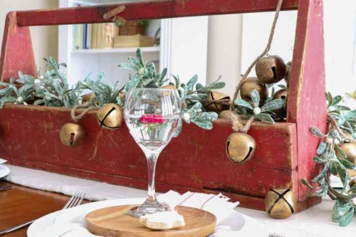 Farmhouse christmas table decor