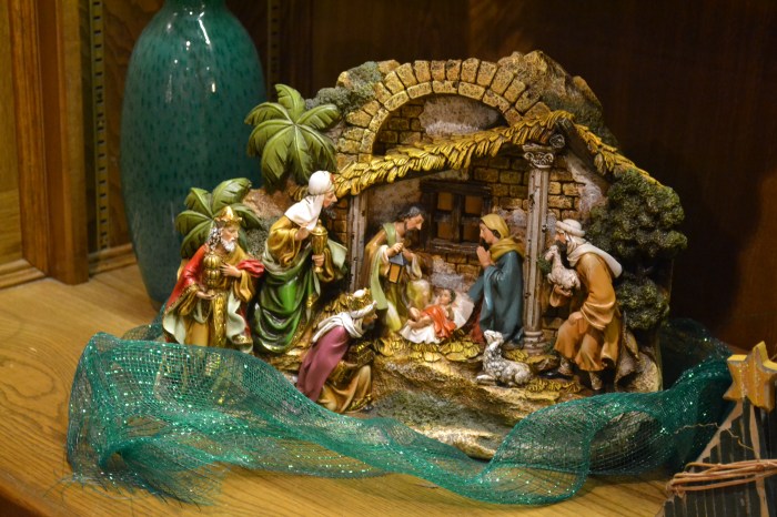 Nativity heirloom figurines jewel